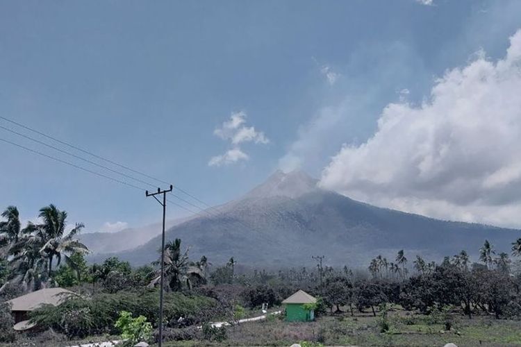 fstvgr.com, Gunung Lewotobi Laki-laki Meletus! 10 Penerbangan di NTT Dibatalkan